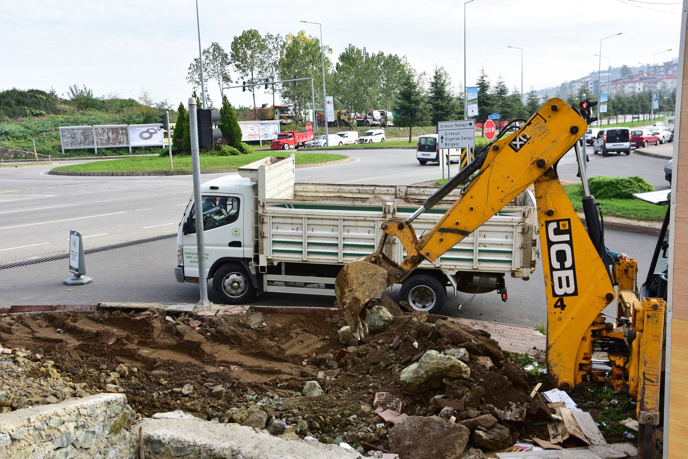 SANAYİ SİTESİ GİRİŞİNDEKİ MEVCUT KALDIRIM YENİLENİYOR