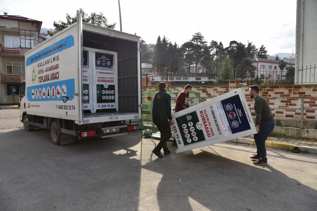 GİYSİ VE AYAKKABI KUMBARALARI HERYERDE