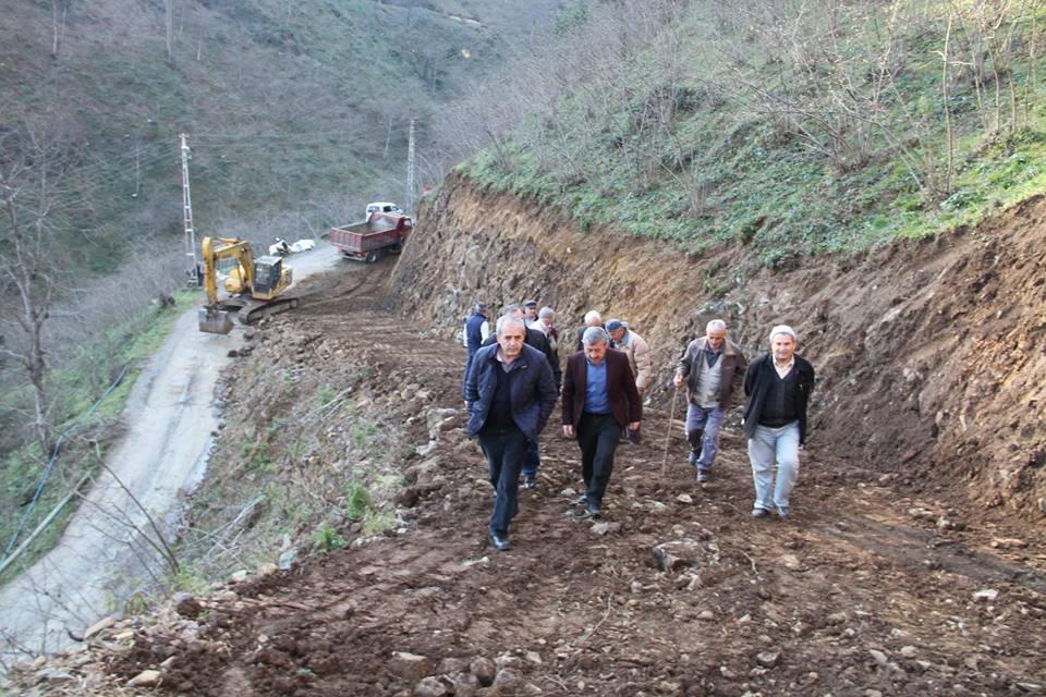 Belediye vatandaş iş birliğiyle yol çalışması yapılıyor.