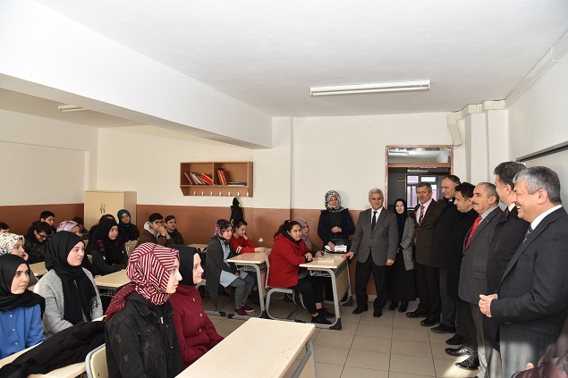 Başkan Karadere Öğrencilere Karnelerini Verdi