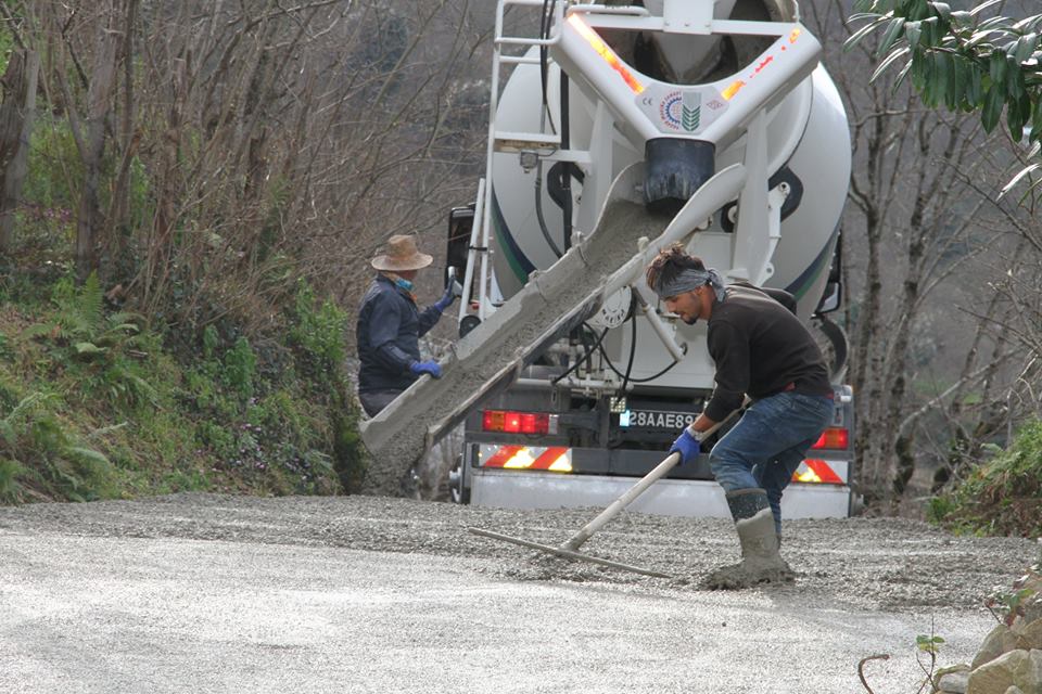 MAHALLE YOLLARINDA YOL BETONLAMA ÇALIŞMALARI DEVAM EDİYOR