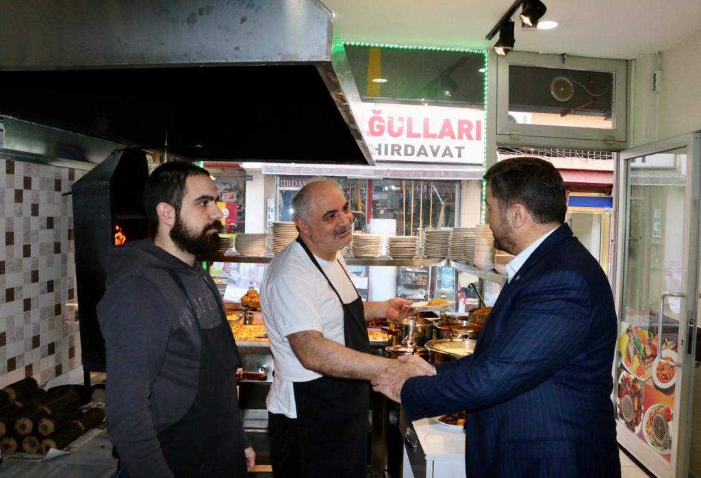 Aytekin Şenlikoğlu vatandaşlarla kucaklaşmaya devam ediyor. 