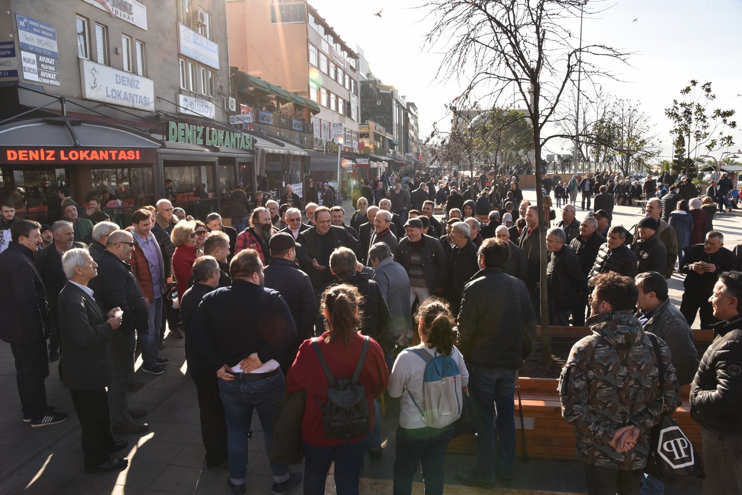 BAŞKAN AKSU HALKLA KUCAKLAŞTI