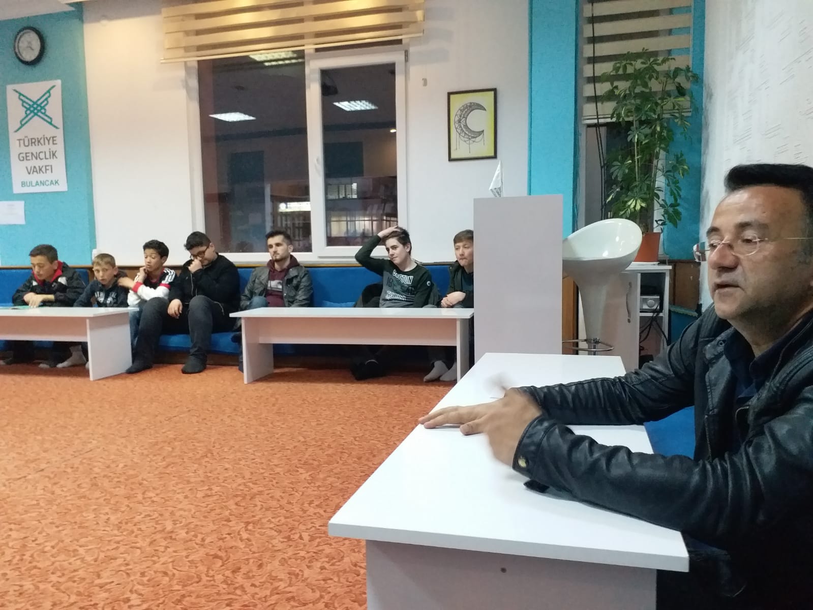 TÜGVA’NIN BU HAFTAKİ KONUĞU GAZETECİ ZAFER ÇAMALTI OLDU