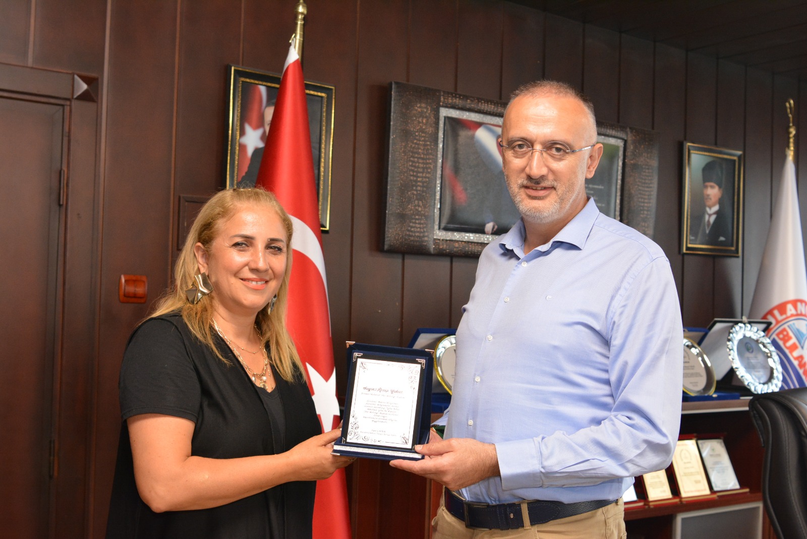 BAŞKAN YAKAR YILIN EN BAŞARILI İLÇE BELEDİYE BAŞKANI SEÇİLDİ