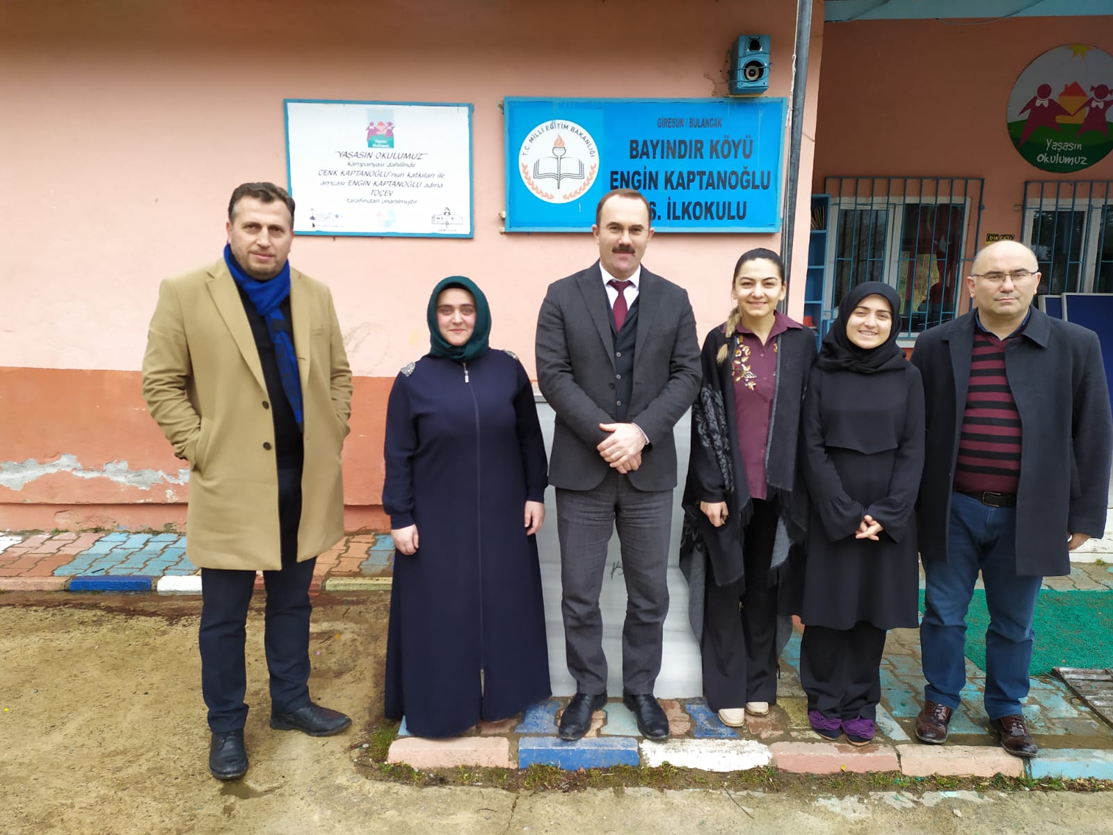 Kışlık odun için baltayı eline alan müdür!