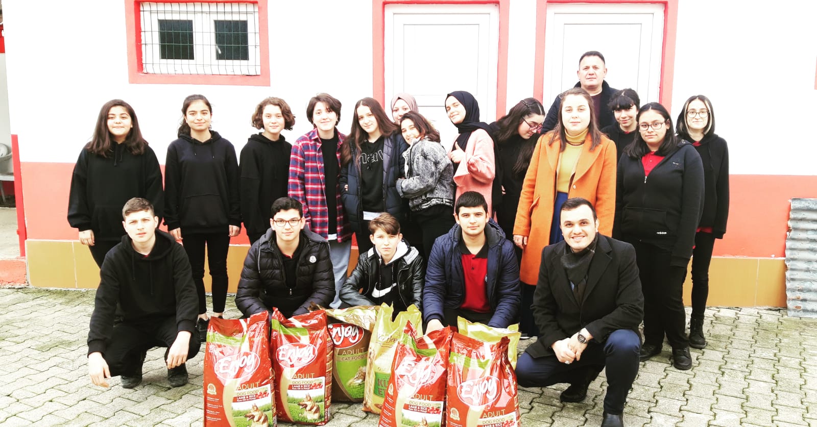 Öğrencilerden Mama Bağışı