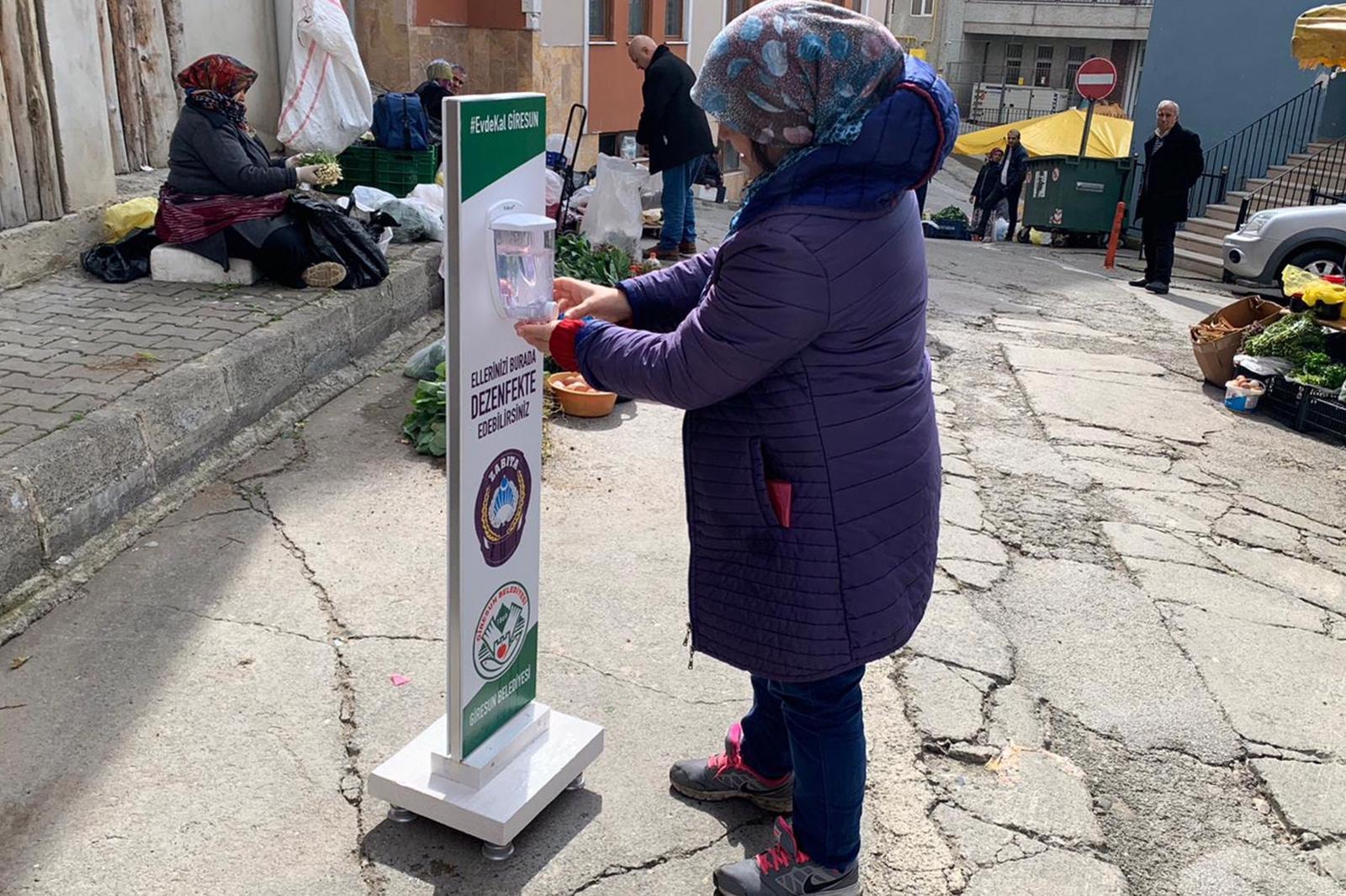 PAZAR YERLERİNDE EL DEZENFEKTANI UYGULAMASI 