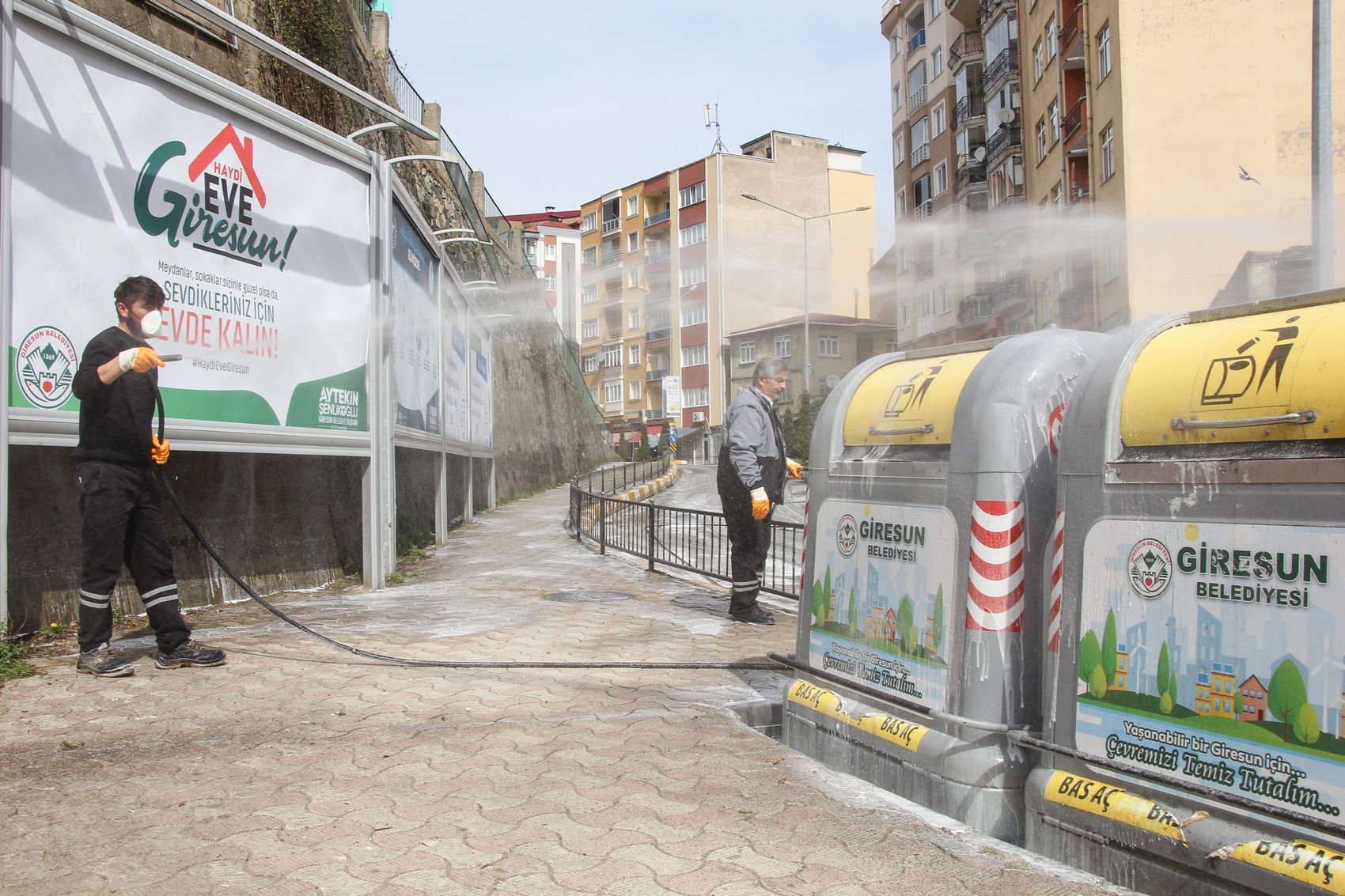 DEZENFEKTE ÇALIŞMALARI ARALIKSIZ SÜRÜYOR 