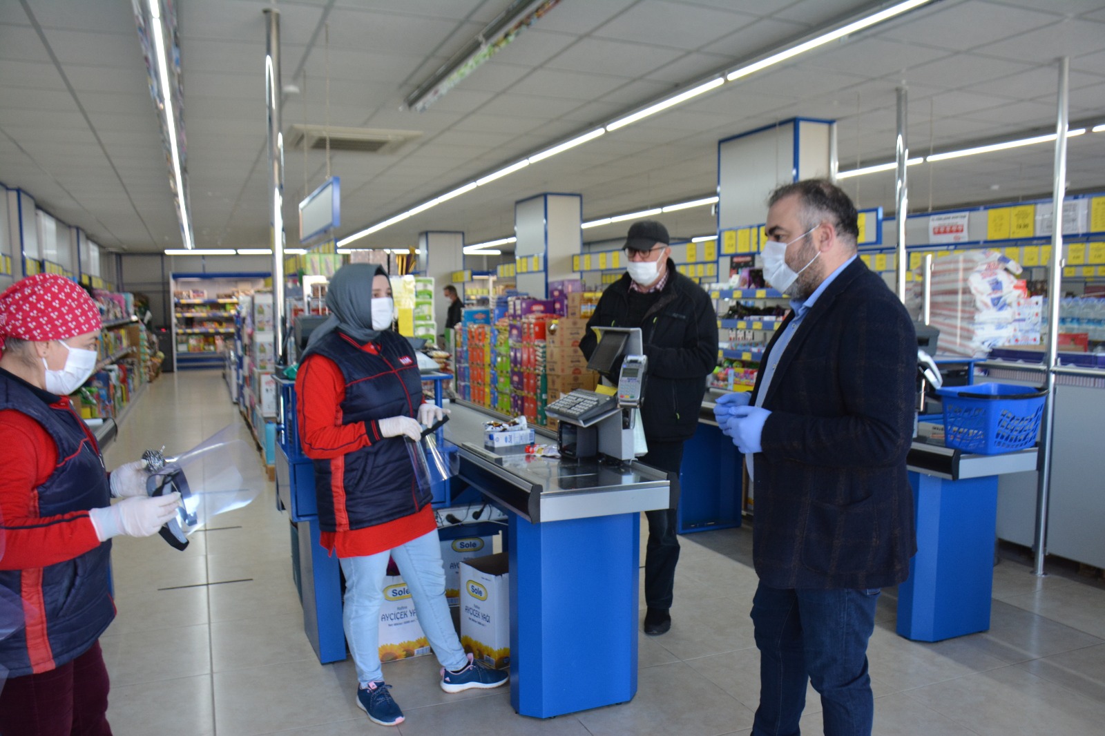 BELEDİYE OLARAK ESNAFIMIZA YÜZ SİPERLİK MASKE DAĞITIMINDA BULUNULDU