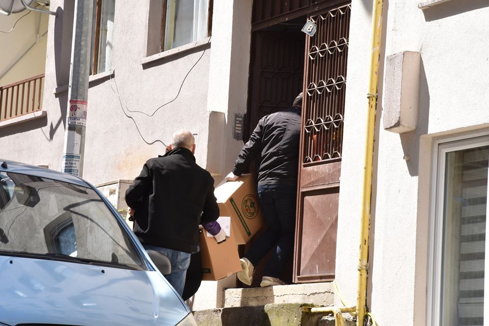 BELEDİYE TEK TEK ADRESE TESLİM 11 BİN YARDIM KOLİSİ DAĞITTI 