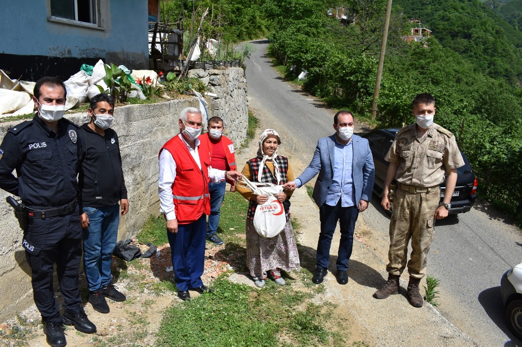 Doğankent’te Türk Kızılay Giresun Şubesi İftarlık Pide Dağıttı