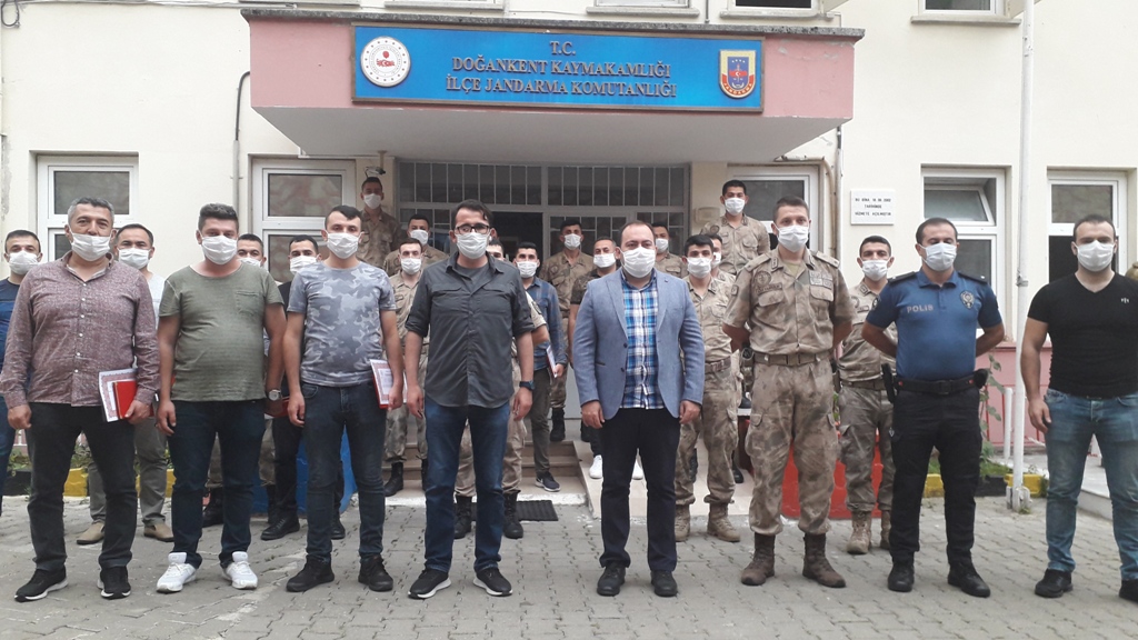 Kaymakam Karataş Askerlere Plaket verdi