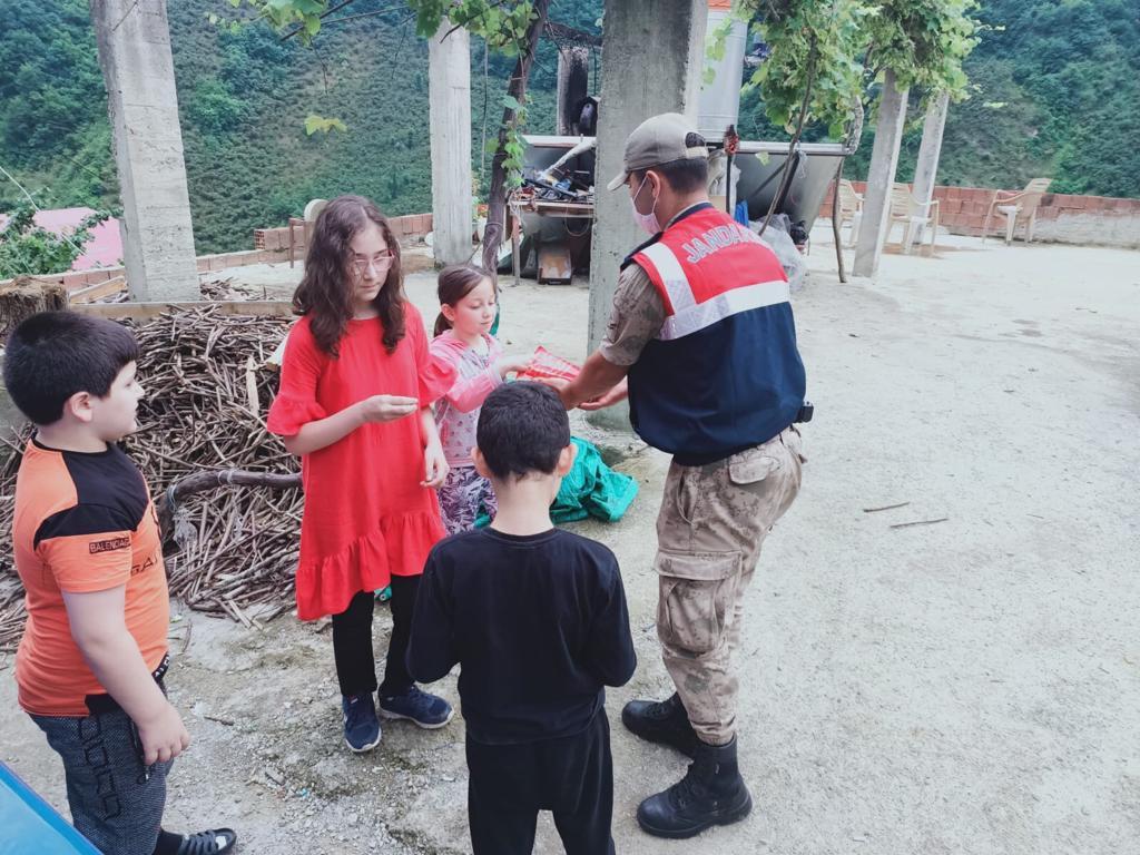 Bayramda köylerdeki çocukları unutmadılar