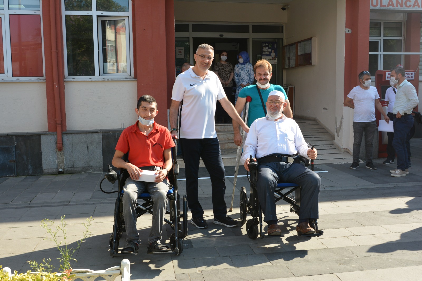 Akülü araçlarını teslim aldılar
