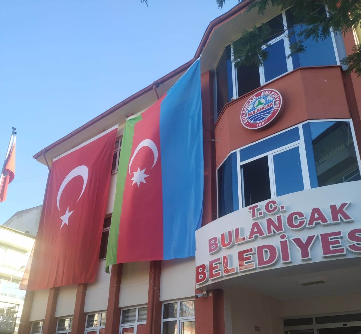 Bulancak Belediye Binasına Türkiye-Azerbaycan Bayrakları asıldı