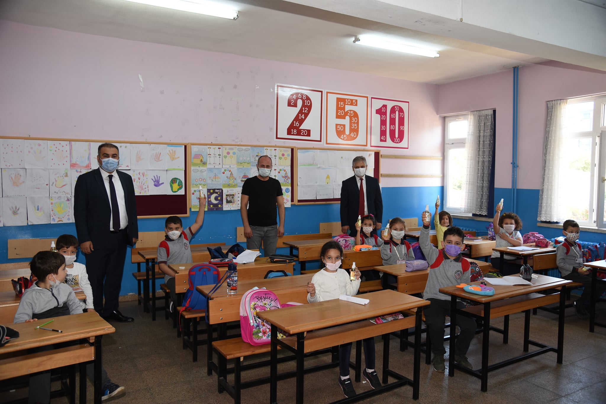 BAŞKAN ÖĞRENCİLERE KOLONYA DAĞITTI
