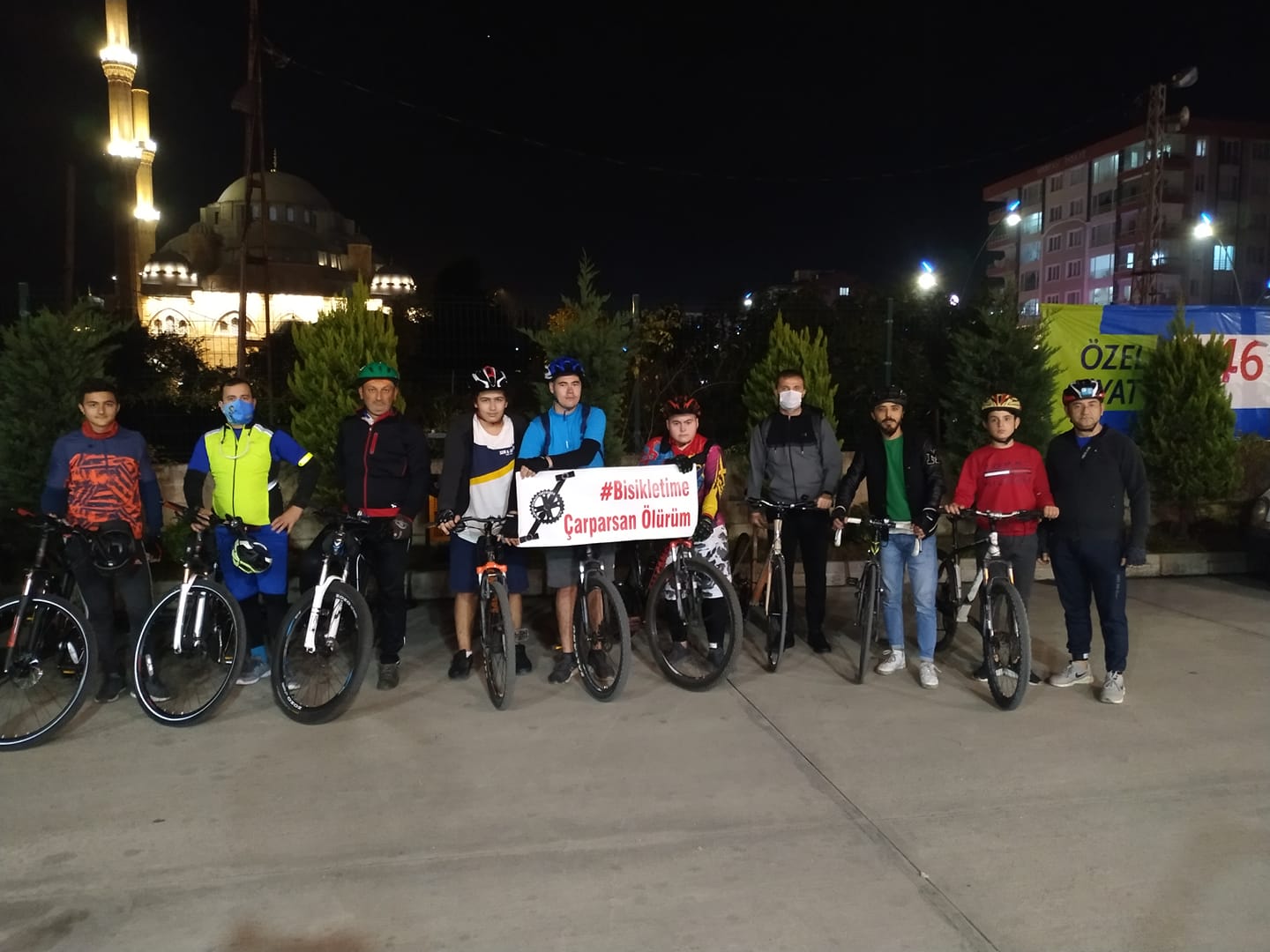 Ölen Bisikletçiler için pedalladılar