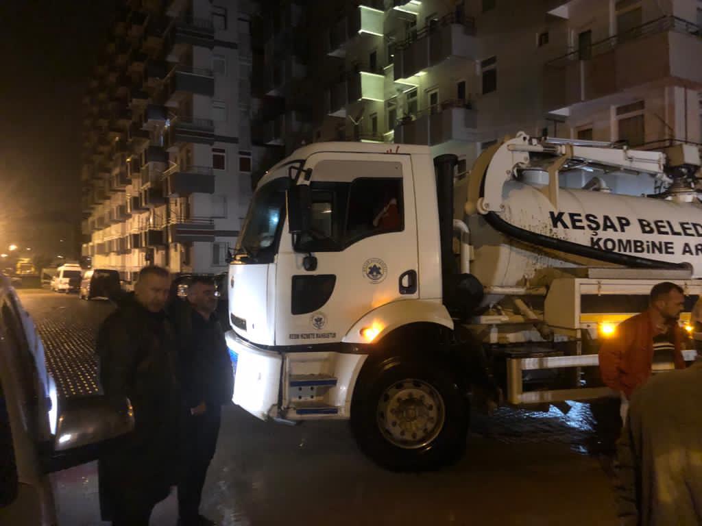 Keşap'ta yağan şiddetli sağanak yağışlar etkili oldu. 