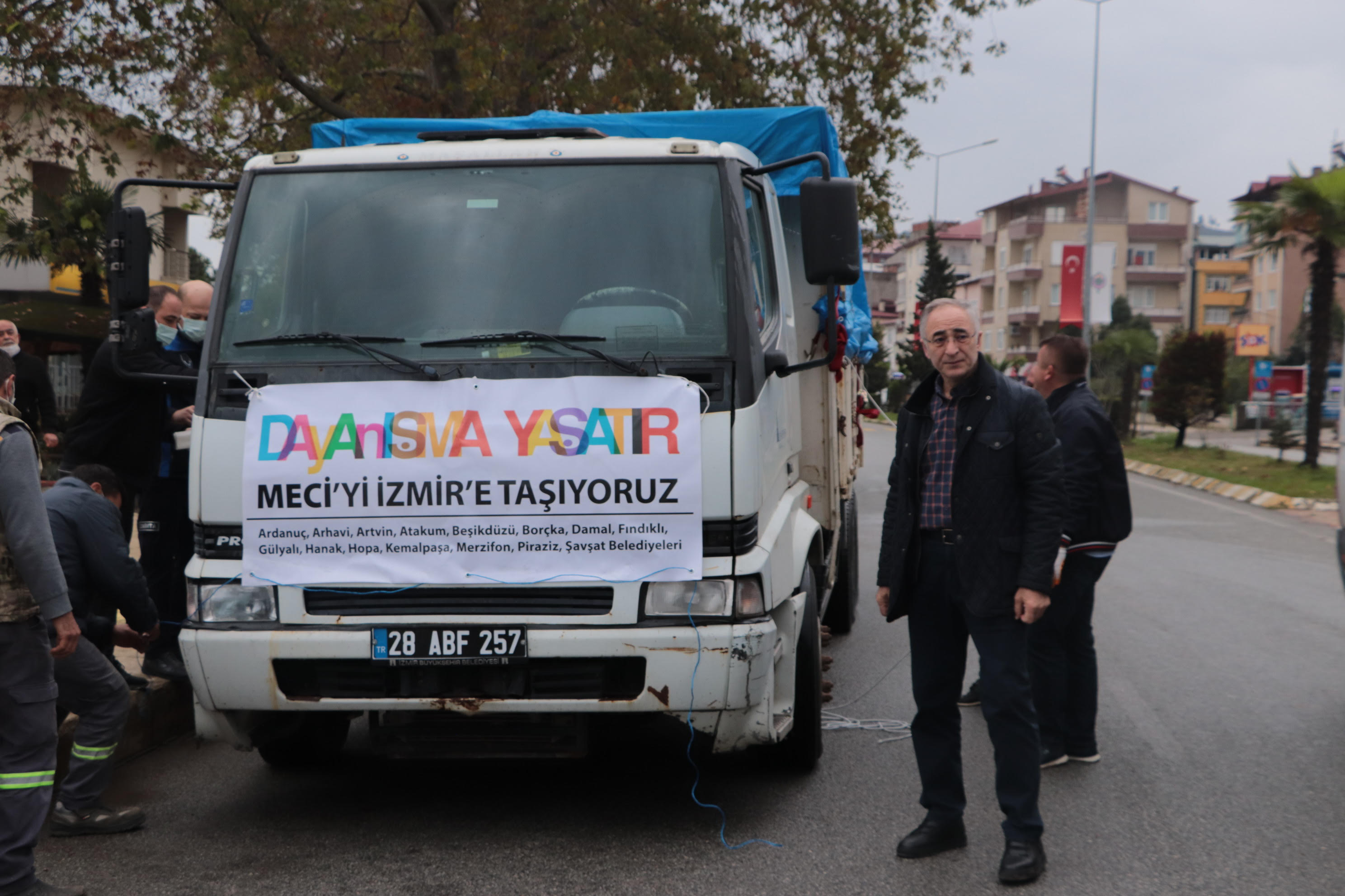 PİRAZİZ VE GÜLYALI'DAN İZMİR'E YARDIM 
