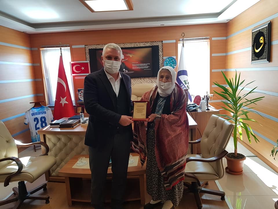 90 Yaşındaki Nineden Başkan Boduroğlu’na Anlamlı Plaket