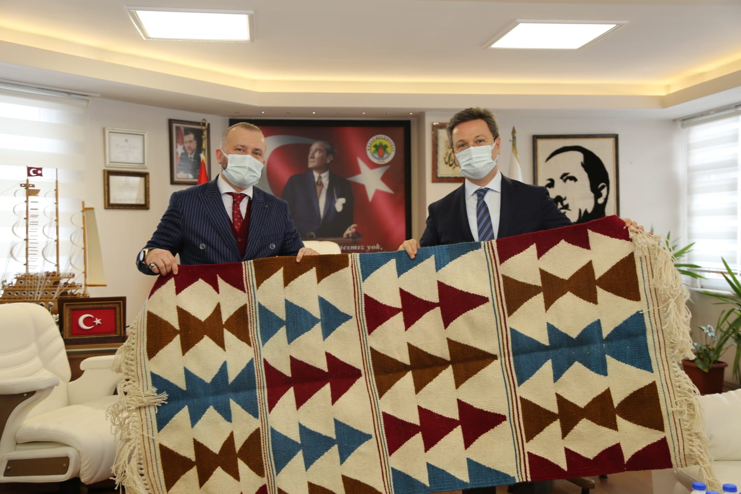 VALİ ÜNLÜ'DEN BELEDİYE BAŞKANI EMÜR' E ZİYARET