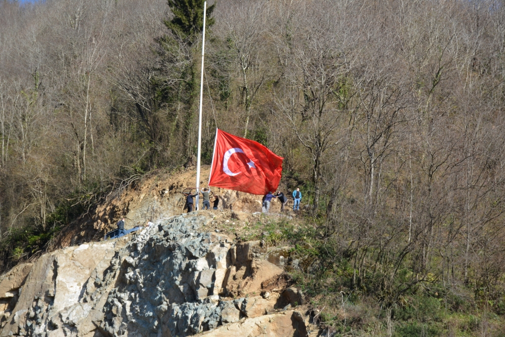 DUROĞLU’NDA TÜRK BAYRAĞI GÖNDERE ÇEKİLDİ