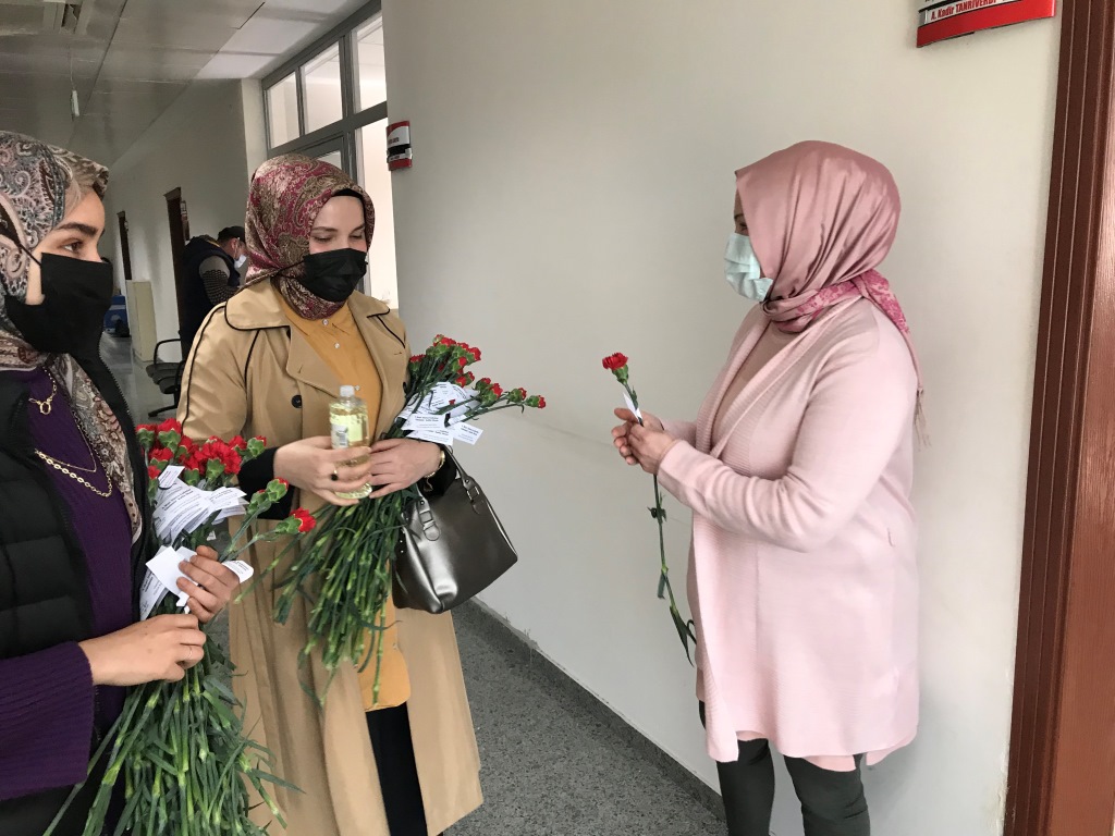 TÜGVA Bulancak'tan 8 Mart Kadınlar Gününde Çiçek Dağıtımı
