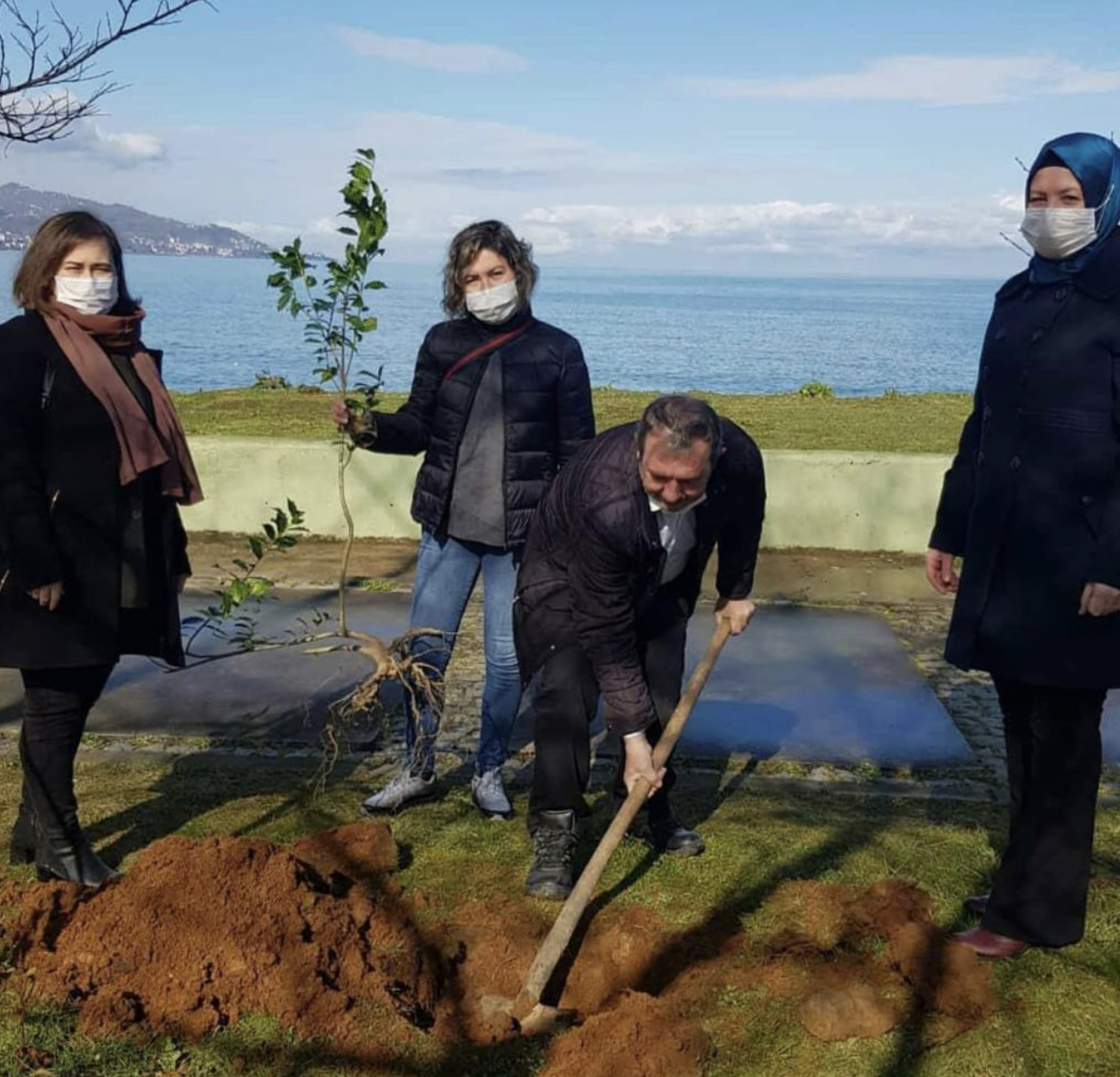 ÖLDÜRÜLEN KADINLARIN ADINI YAŞATMAK İÇİN FİDAN DİKTİLER