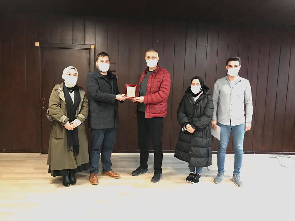 BELEDİYE BİNASINDAKİ SON PLAKET TÜGVA GENÇLİĞİNDEN