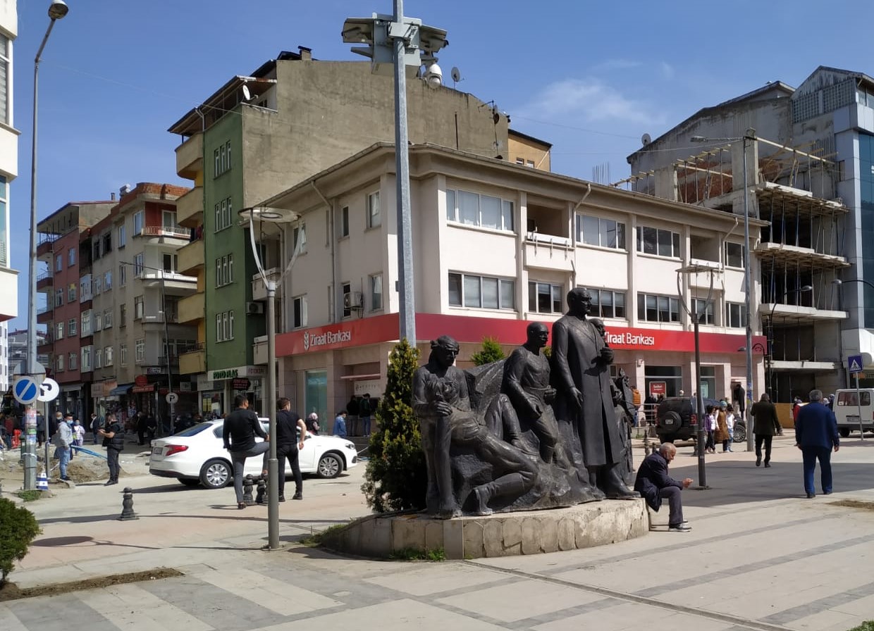 Atatürk Anıtı Geçici Yerine Taşındı