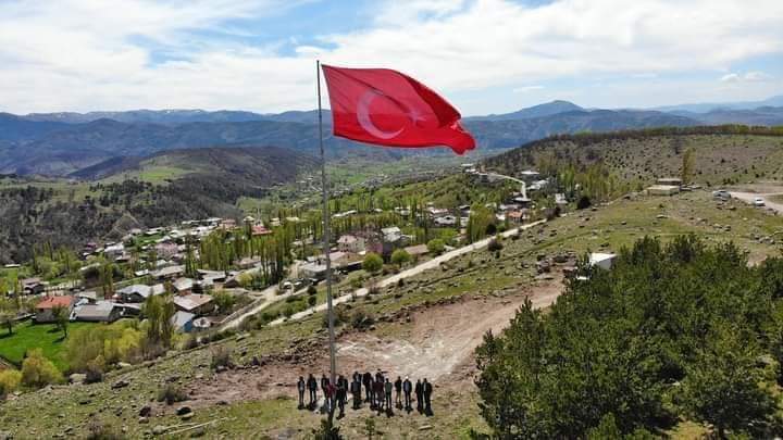 KARABÖRK KÖYÜ  DEV BAYRAĞI GÖNDERE ÇEKTİ