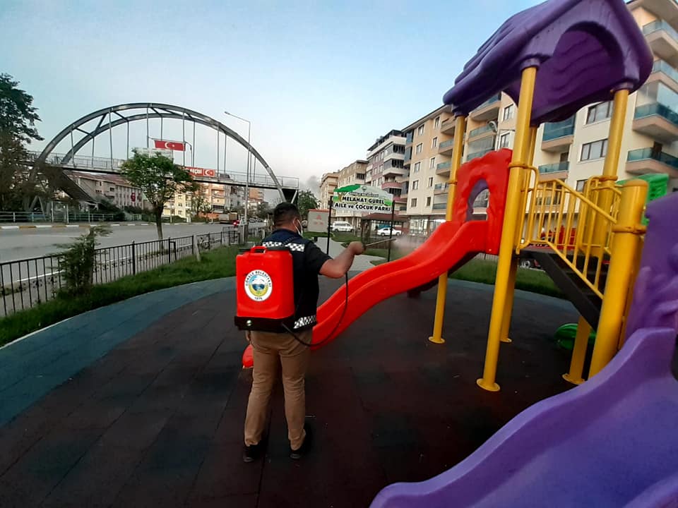 BELEDİYEMİZ İLÇEMİZDE DEZENFEKTE ÇALIŞMALARINI SÜRDÜRÜYOR 
