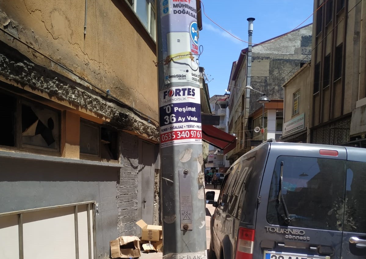 Elektrik direklerine yapıştırılan İlan-Reklamlar cezai işleme tabi tutulacak