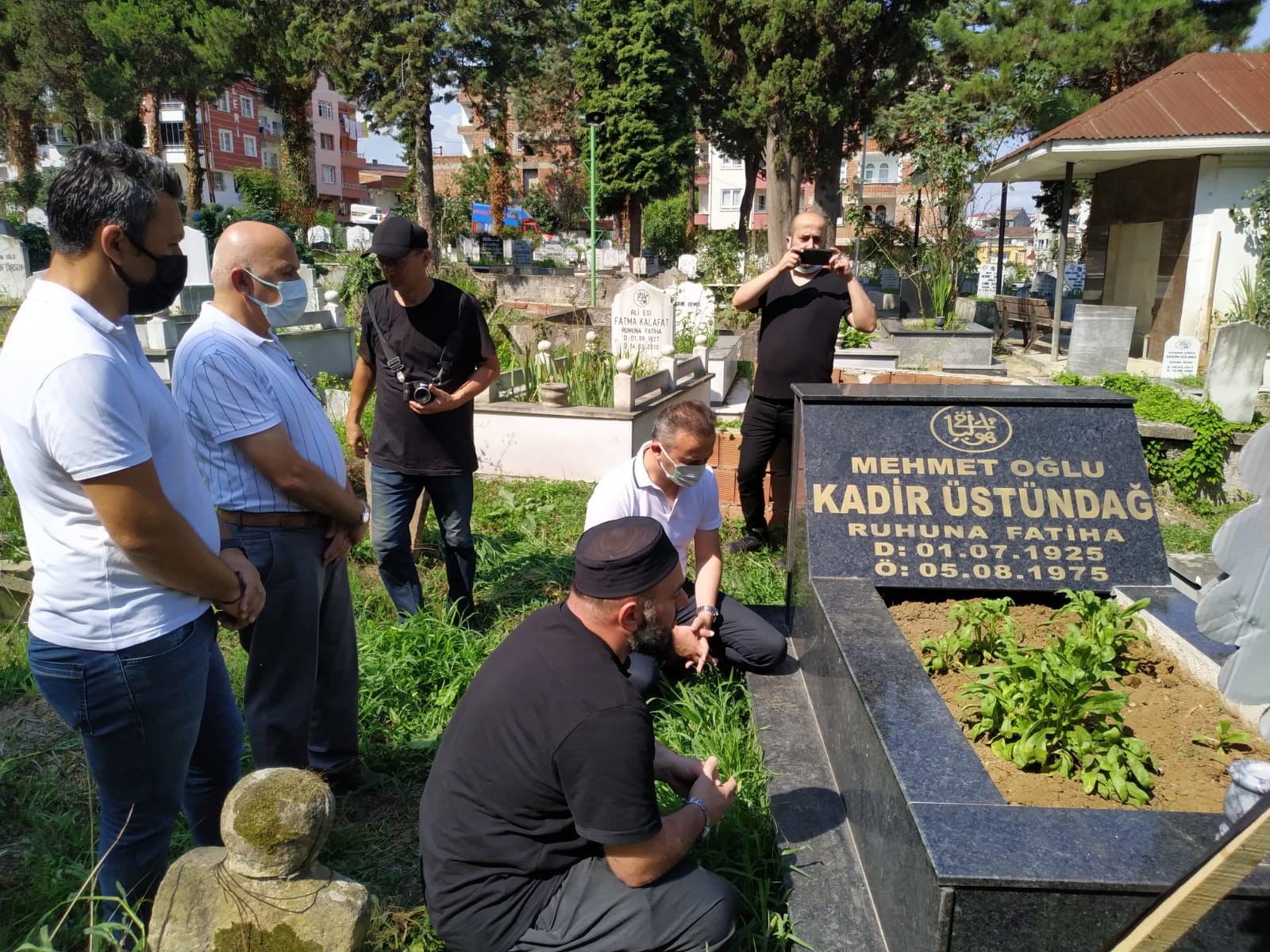 KADİR ÜSTÜNDAĞ KABRİ BAŞINDA DUALARLA ANILDI