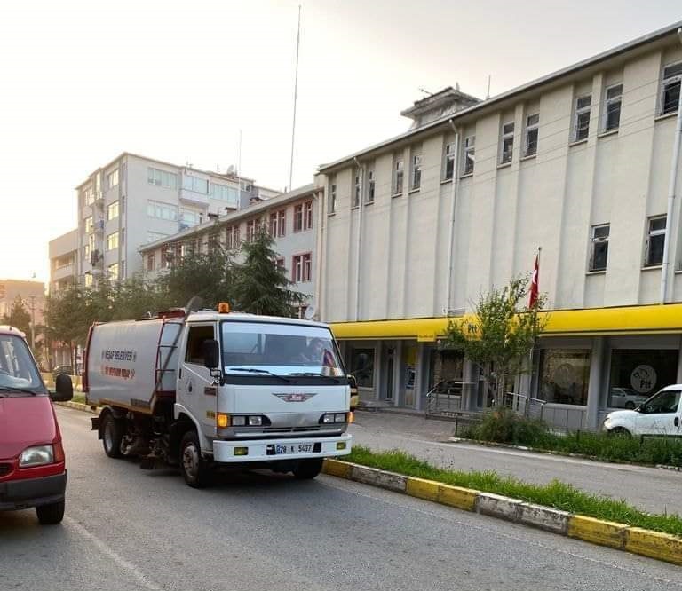 İLAÇLAMA VE TEMİZLİK ÇALIŞMALARI SÜRÜYOR 