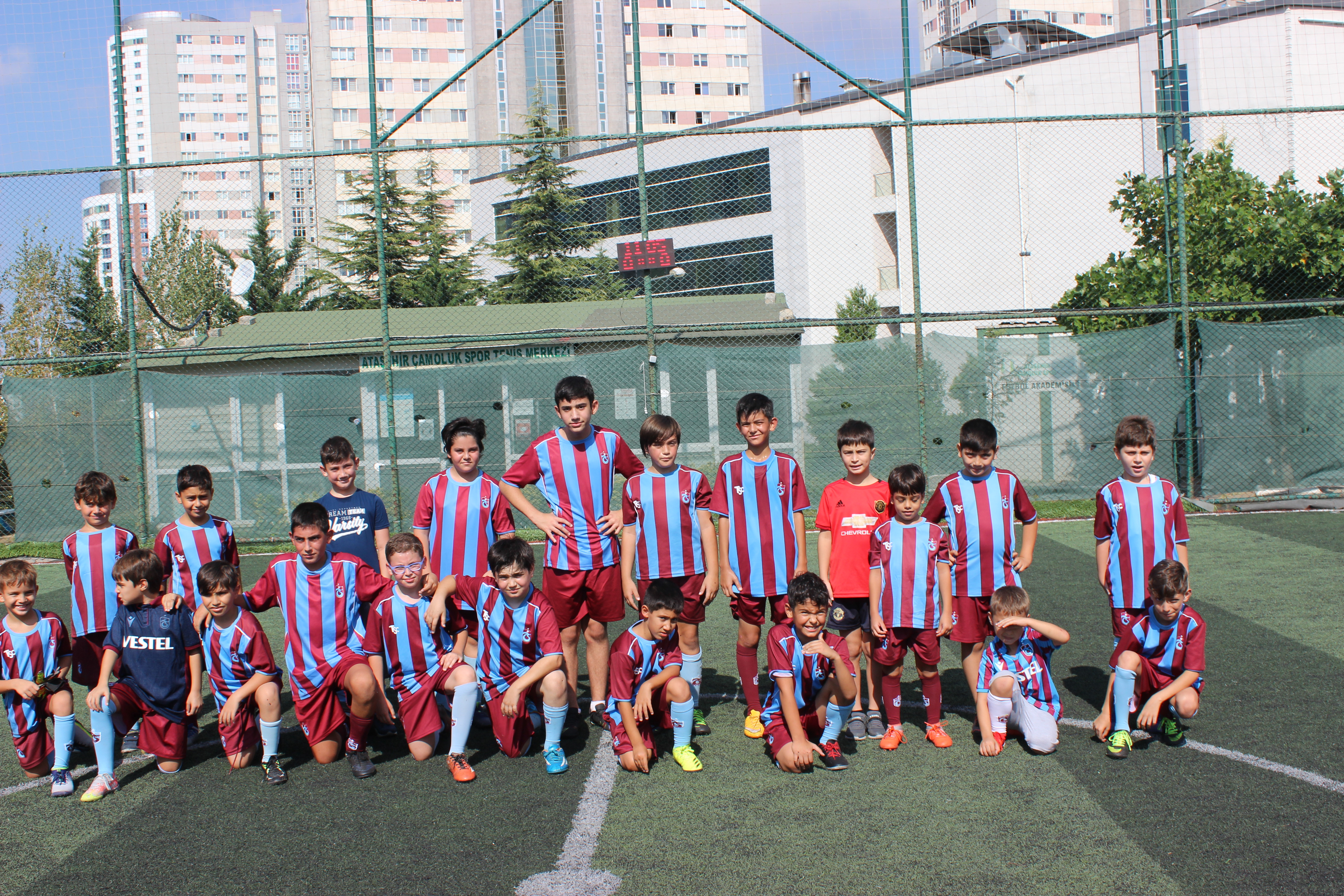 MİNİKLER FUTBOL AKADEMİSİNDE HEM EĞLENİYOR, HEM DE ÖĞRENİYOR