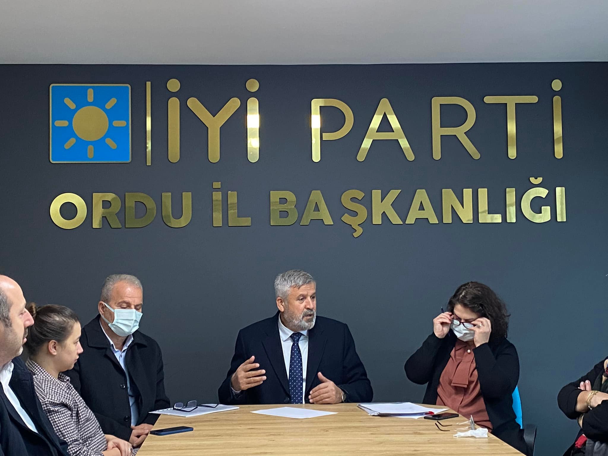 İYİ PARTİLİ ŞENTÜRK PARTİ BAŞKANLARINI TOPLADI!