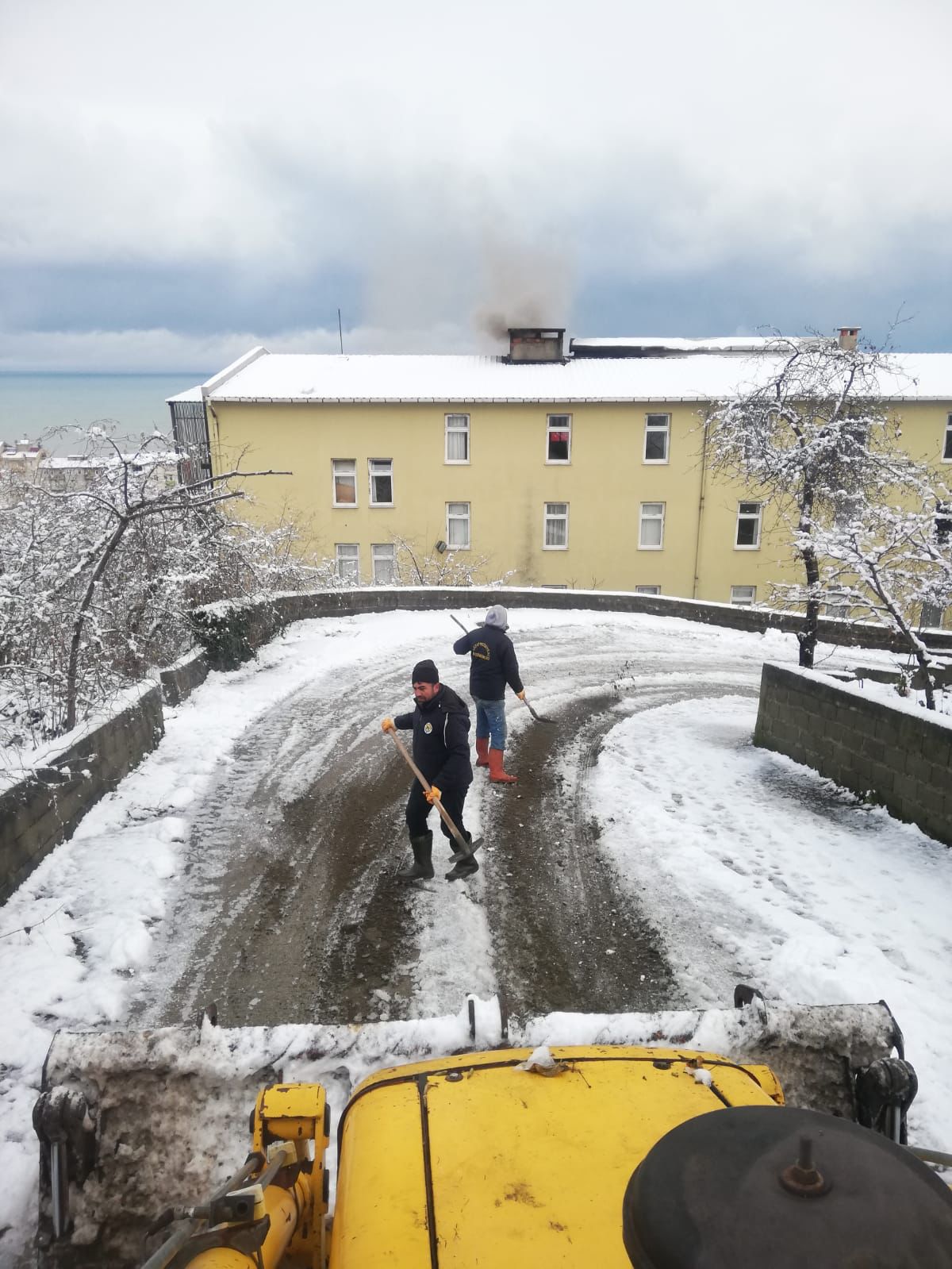 KEŞAP BELEDİYESİNDEN KAR TEMİZLEME ÇALIŞMALARINA ANINDA MÜDAHALE 