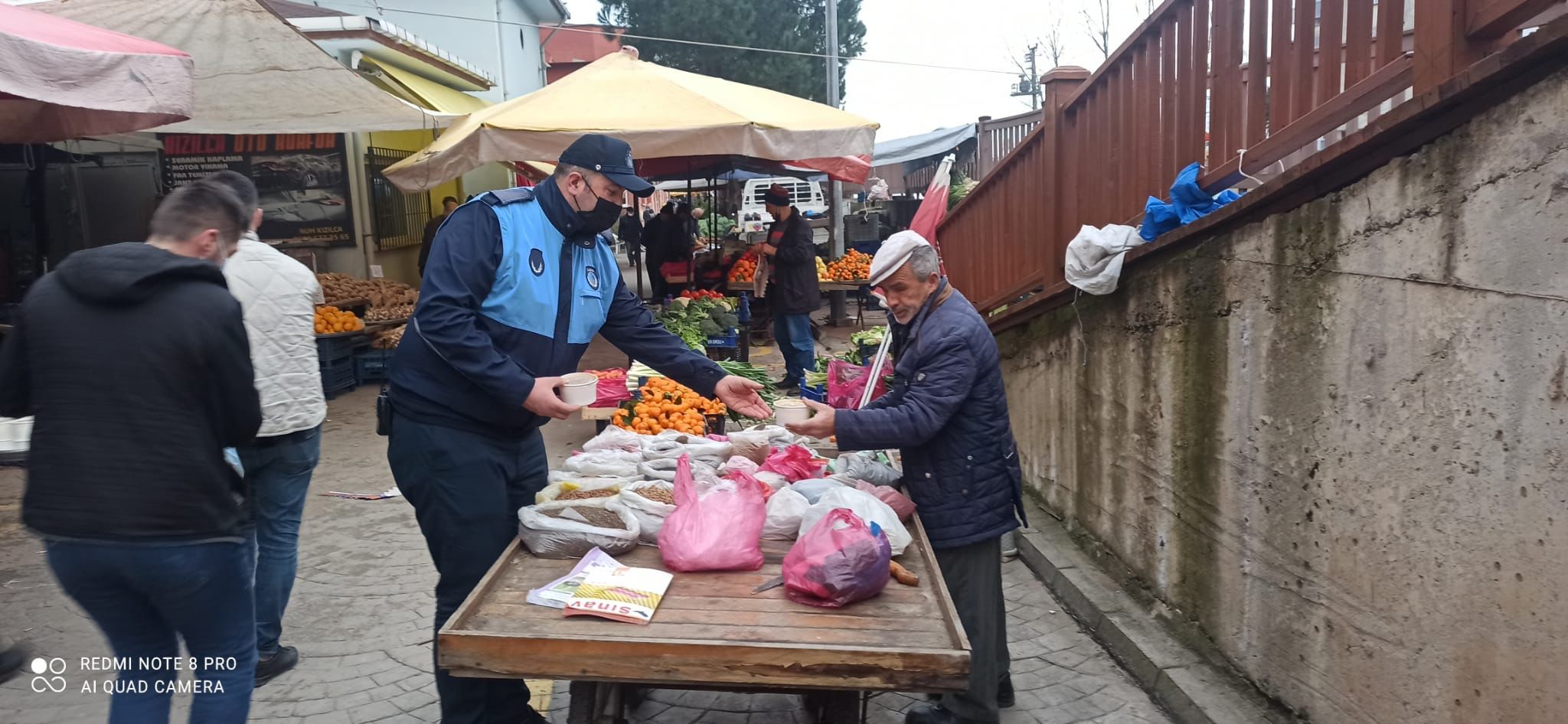 Pazar esnafına sıcak çorba dağıtıldı
