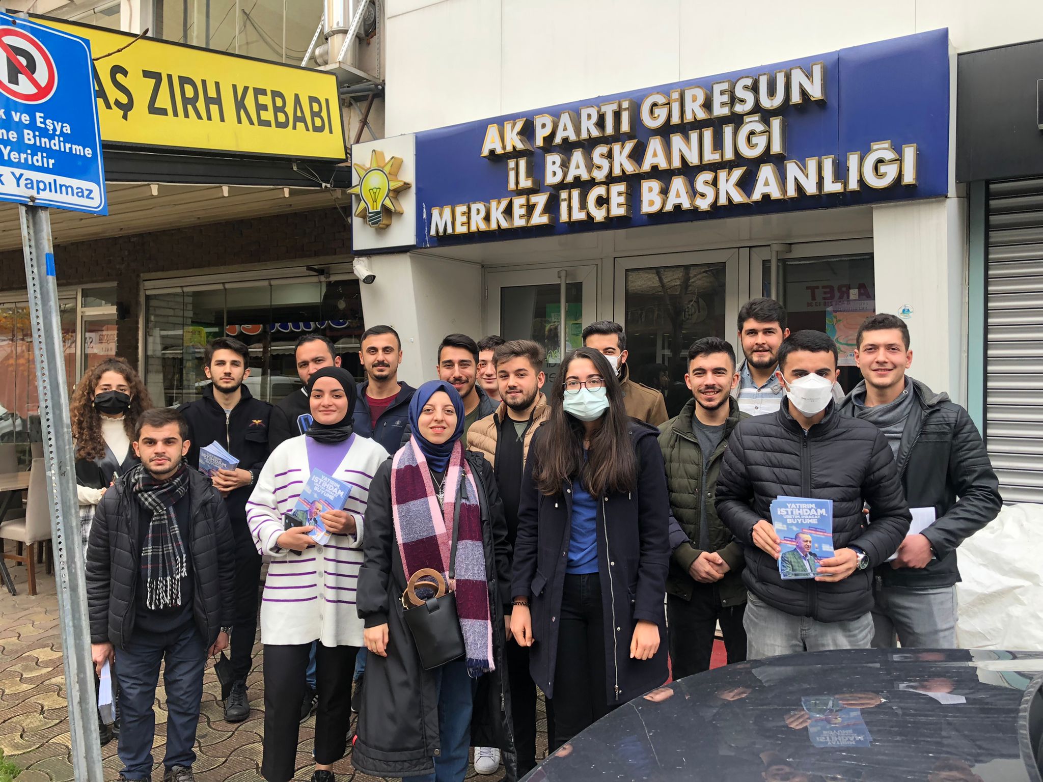 AK PARTİ BROŞÖRLER DAĞITIYOR