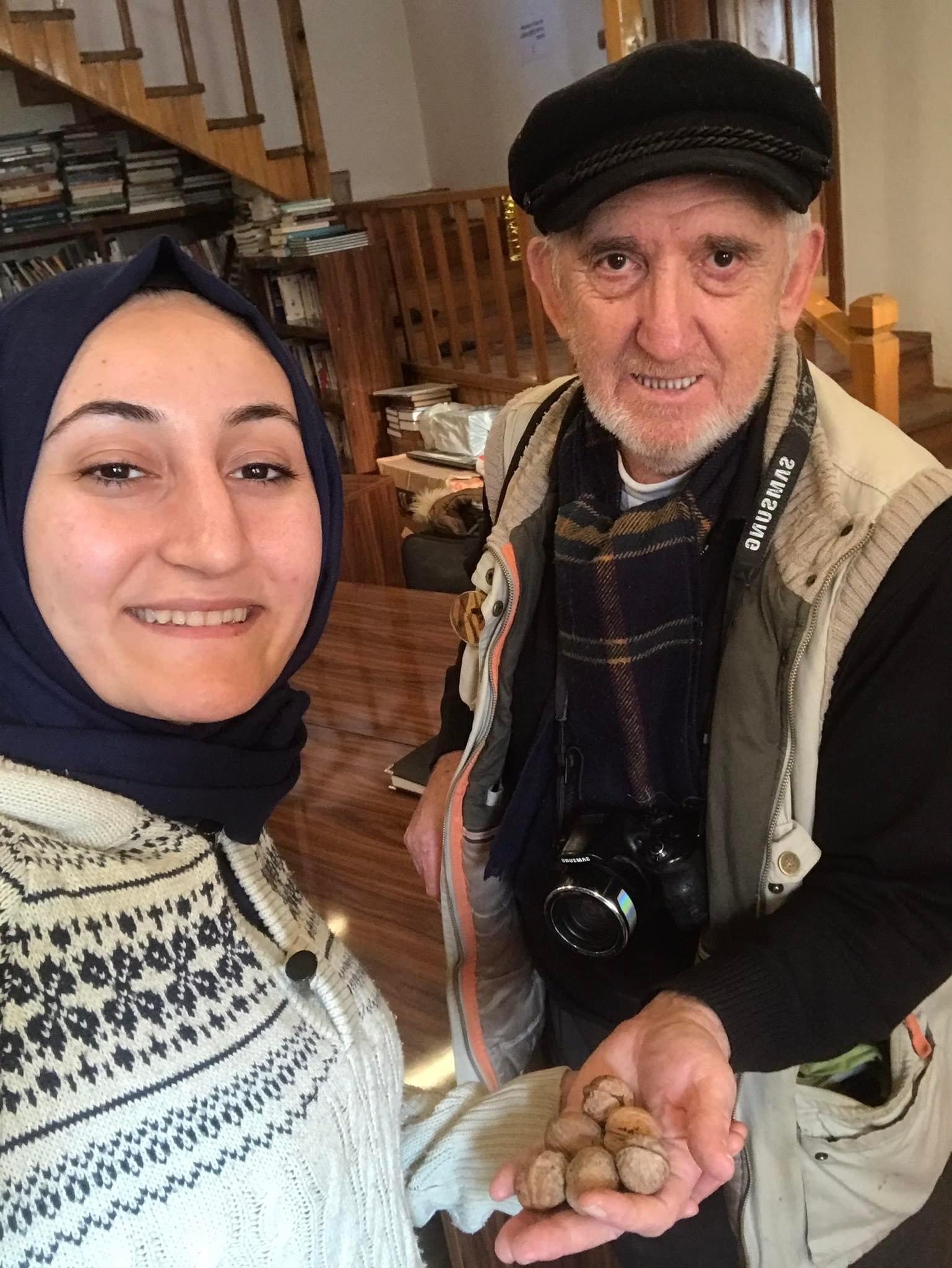 Hikmet Okuyar Kütüphane Müdürüne Ödül verdi..