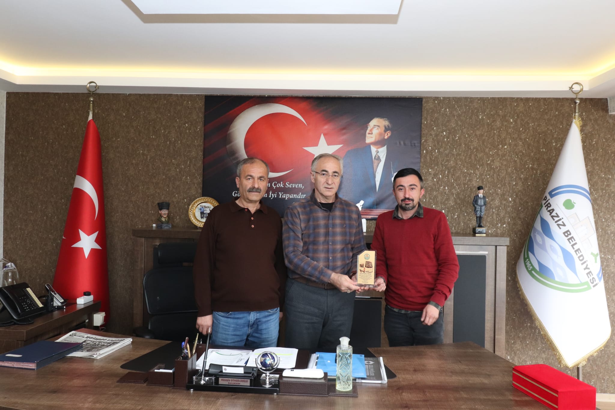 BAŞKAN GÖRGÜLÜOĞLU'NDAN DUYARLI ŞOFÖRE PLAKET ! 