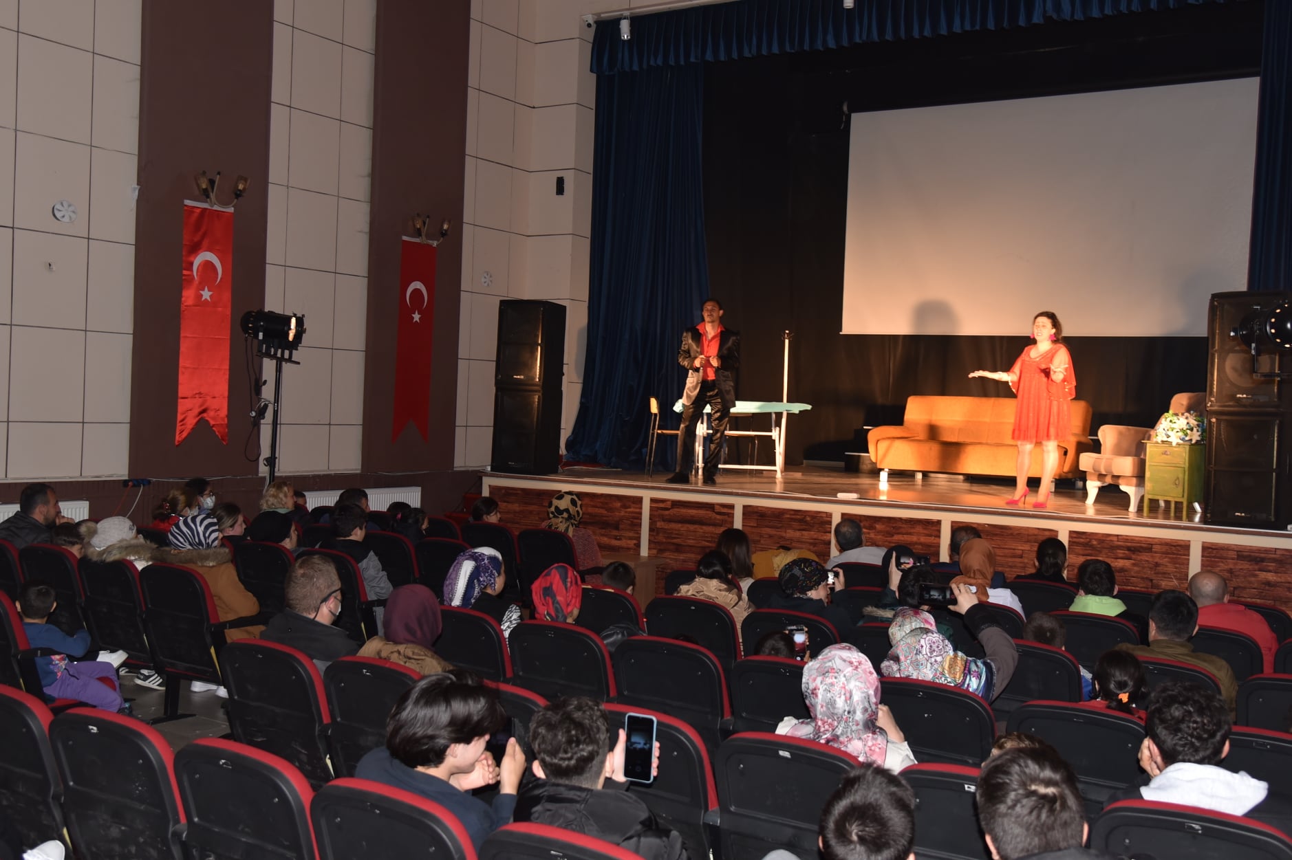 ‘KATTIK KARIŞTIRDIK’ ADLI TİYATRO OYUNU KEYİFLİ DAKİKALAR YAŞATTI