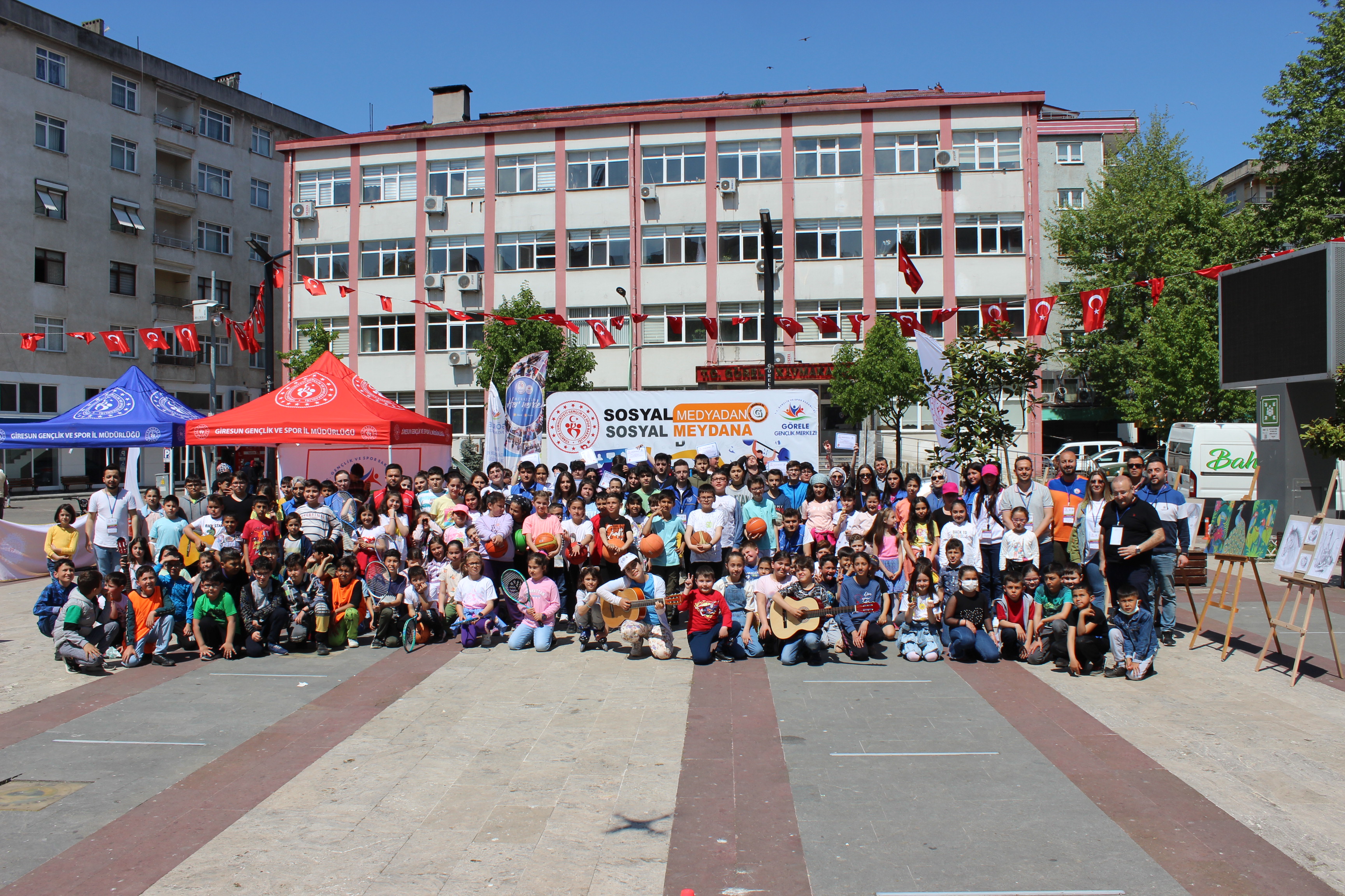 Görele Meydanı gençler ile doldu, taştı