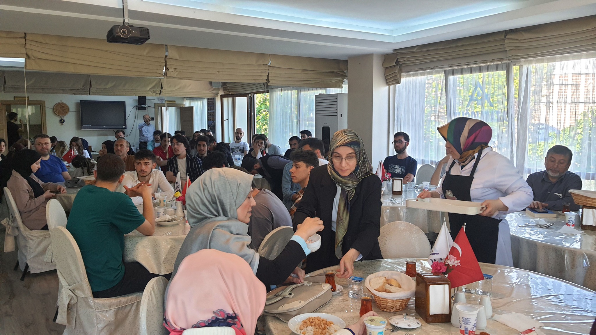 Azaklıoğlu Vakfı Bursiyeleri Yemekte Buluştu