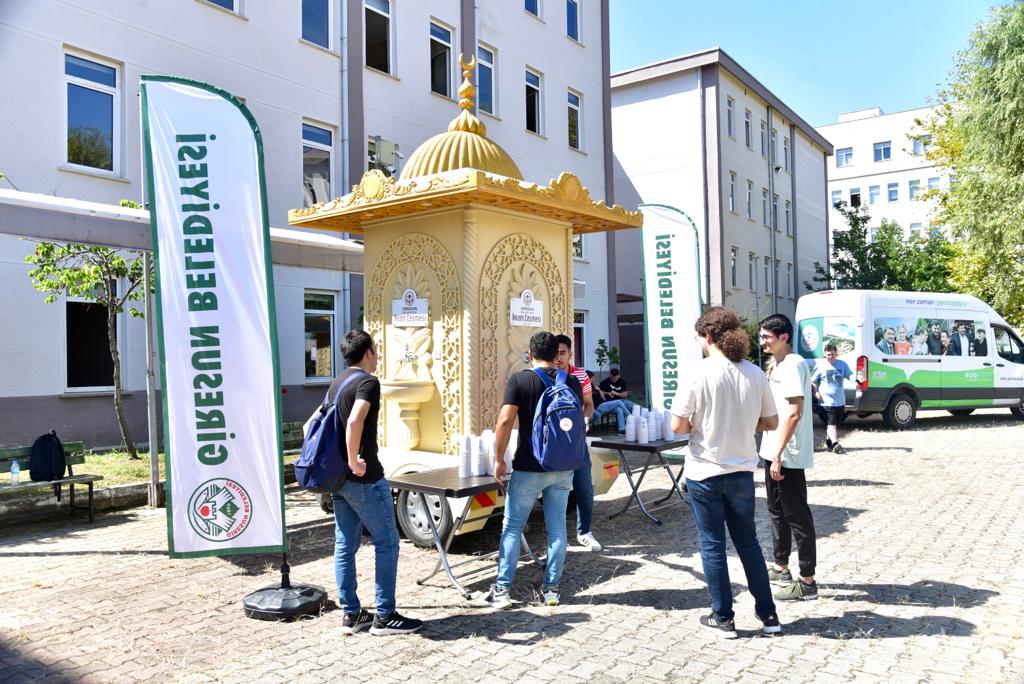ÜNİVERSİTELİLER GÜNE SICAK ÇORBAYLA BAŞLIYOR