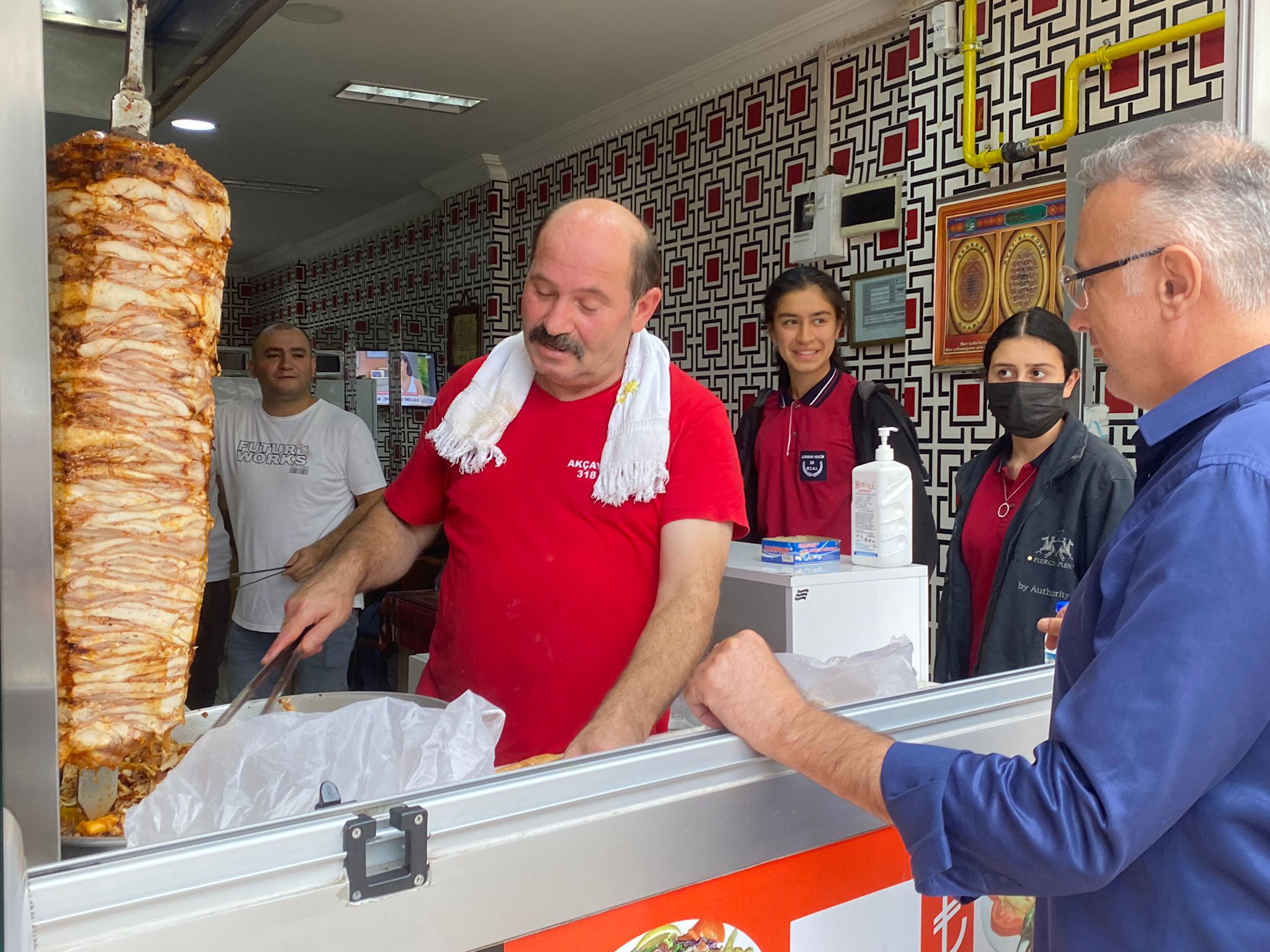 Başkan Yakar esnaf ziyaretlerini sürdürüyor