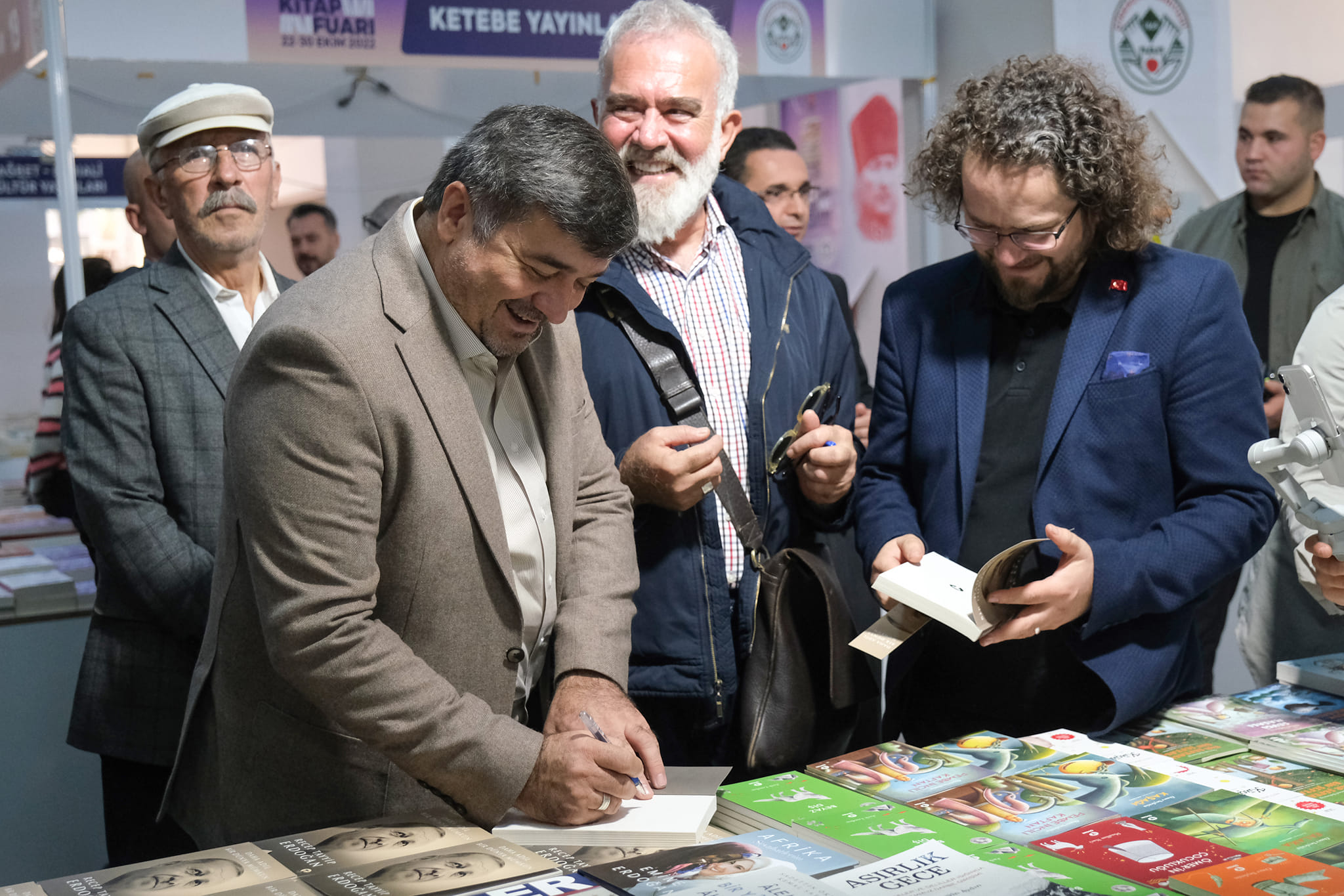 KİTAPSEVERLER FUARA AKIN ETTİ