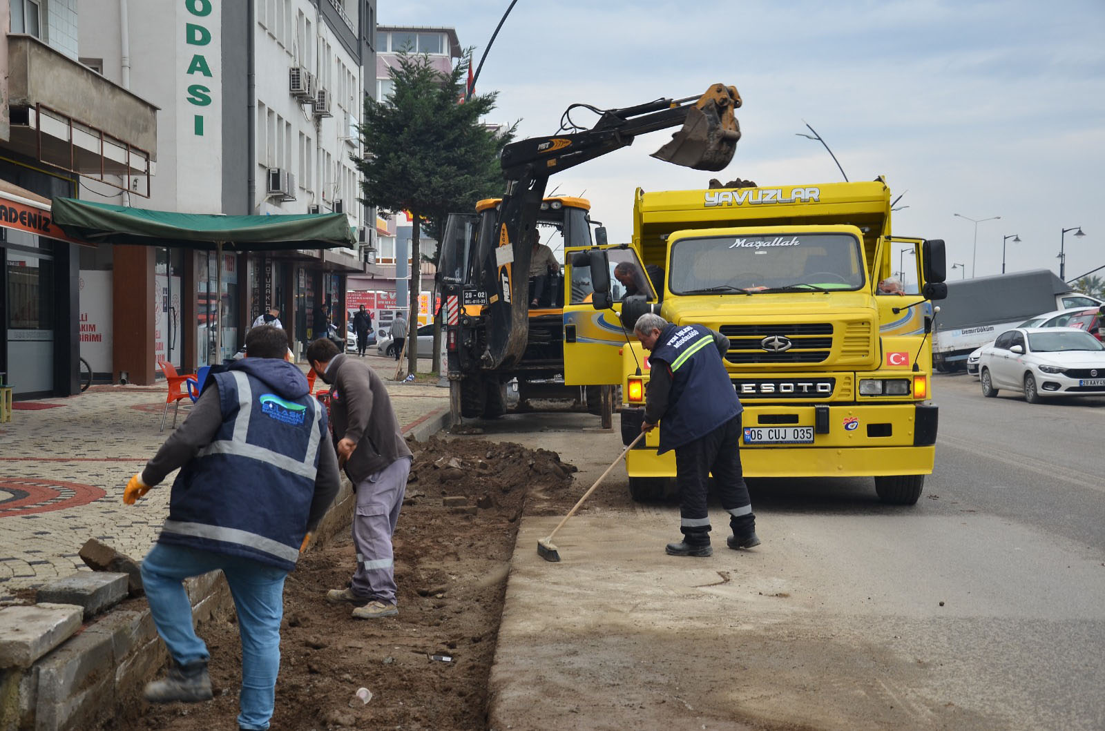 Fatih Caddesi asfalt onarımları yapılıyor